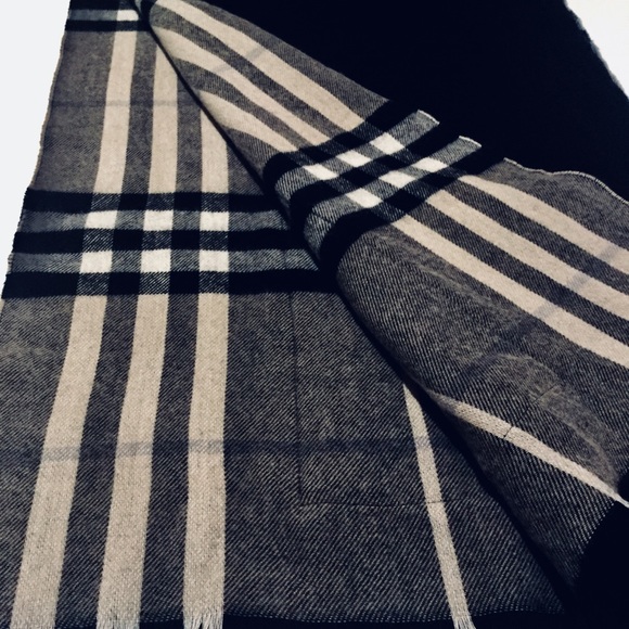 📌SOLD📌BURBERRY ST. HELEN REVERSIBLE POCKET STOLE - Picture 5 of 7